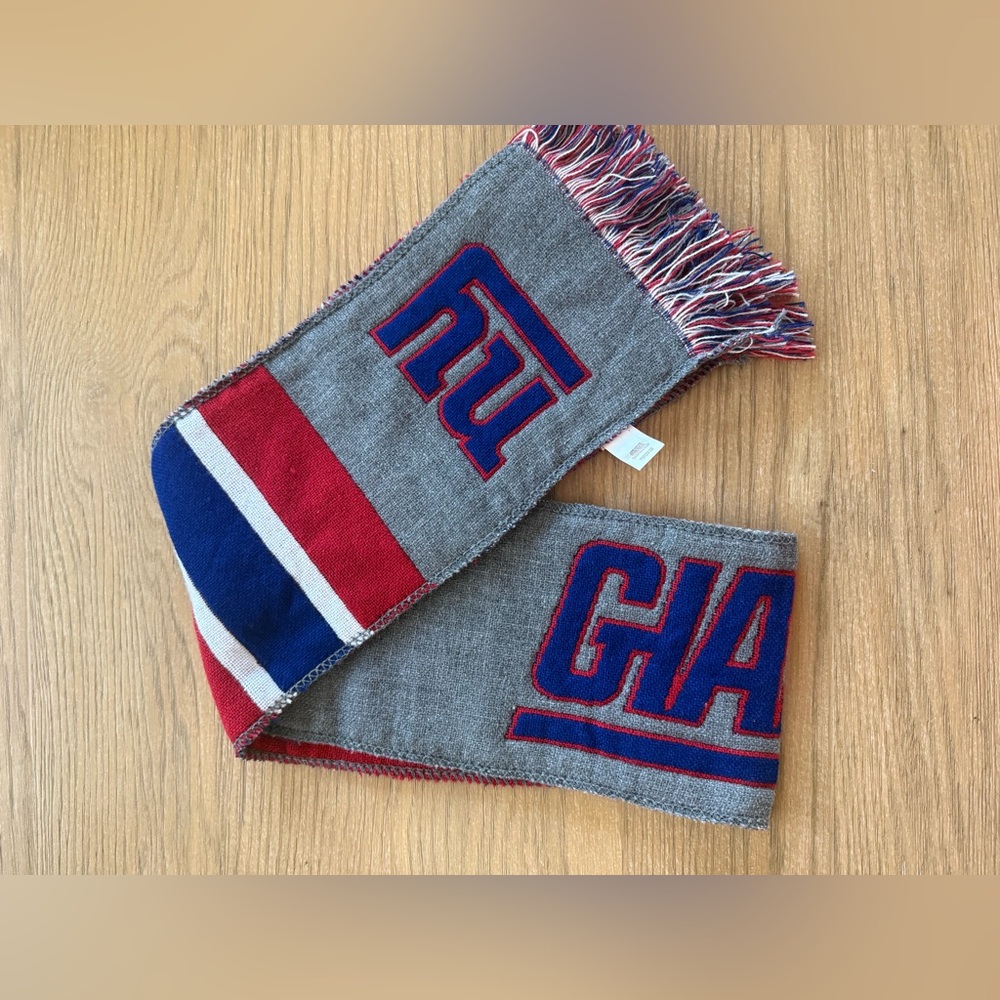 Gray and Red Giants Scarf